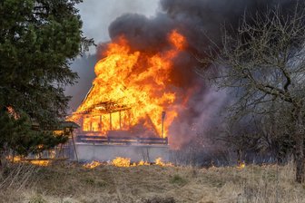 Verheerender Brand bei Falkenstein: Mindestens 200.000 Euro Schaden - 
