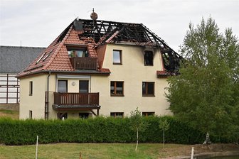 Verheerender Brand in Beerwalde: Sechs Familien haben kein Zuhause mehr - In einem Mehrfamilienhaus in der Alten Dorfstraße in Beerwalde hat es in der Nacht gebrannt. Eine Wohnung im Dachgeschoss und der Dachboden sowie ein Teil des Treppenhauses sind ausgebrannt. Durch das Löschwasser ist das Haus unbewohnbar.