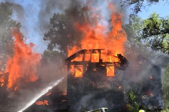 Verheerender Brand in Mühle im Vogtland - Pferdehof vernichtet - Vollbrand: Von der Haagmühle in Wiedersberg blieb nach dem verheerenden Brand am Samstag nichts übrig.