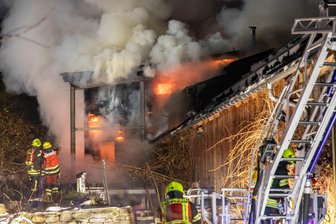 Verheerender Wohnhausbrand im Erzgebirge: Zwei Kameraden der Feuerwehr verletzt - Als die ersten Einsatzkräfte eintrafen, stand das Wohnhaus in Vollbrand.