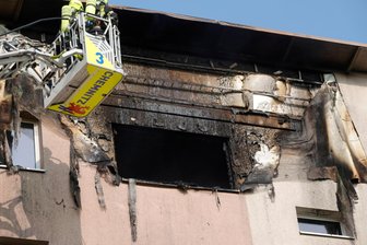 Verheerender Wohnungsbrand in Chemnitz: Wie Bewohner und Katzen gerettet werden - Verheerender Brand in einer Wohnung eines Mehrfamilienhauses in Chemnitz-Helbersdorf. Die Bewohner wurden gerettet.