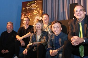 "Verhextes Fabulix" verwandelt Annaberg in Märchenstadt - Im Gloria Filmpalast in Annaberg-Buchholz wurde am Samstag die Neuverfilmung des Märchens "Zwerg Nase" gezeigt. Zur Eröffnung der Märchenfilmtage, die noch bis Ende Oktober gehen, kam unter anderem "Zwerg Nase"- Hauptdarsteller Mick Morris Mehnert (2. v. r.).