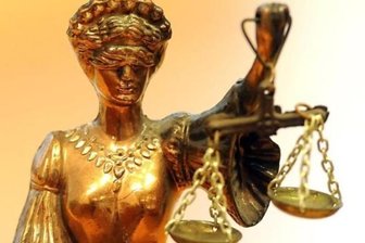 Eine goldfarbene Justitia-Figur.