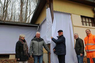 Verhüllung wie bei Christo: Pausaer legen im Freibad Hand an - Verhüllt, als Schutz vor Schmutz, zeigen sich derzeit die Freibadumkleiden in Pausa. Stolz auf das Geschaffene sind Simone und Frank Otto, Hans-Joachim Schütt, Florian Schmidt und Sebastian Enke (von links).