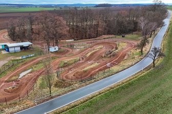 Verkauf der Motocross-Strecke im Steinbruch in Tettau: Warum die Eigentümer das Grundstück loswerden wollen - Blick zur Motocross-Strecke in Tettau: Der MC Meerane will das Gelände erwerben.