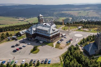 Verkauf des Fichtelberghauses: Investor und Landkreis treffen sich beim Notar - Der Landkreis verkauft das Fichtelberghaus und einen großen Teil des Gipfelplateaus.