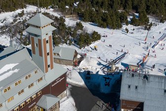 Verkauf des Fichtelberghauses: Nur ein Angebot – Der Kreistag hat trotzdem die Wahl - Für knapp 2 Millionen Euro könnte das Fichtelberghaus samt Plateau in diesem Winter den Besitzer wechseln. Die Verkaufsabsichten des Kreises sorgen seit Monaten für Debatten. Die Drohnenaufnahme entstand 2023 bei Skibetrieb.