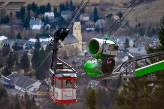 Verkauf des Skigebiets am Fichtelberg: Oberwiesenthal muss deutlich mehr für Berater zahlen - Für die Privatisierung von Skigebiet und Schwebebahn griff die Stadt auf Berater zurück.