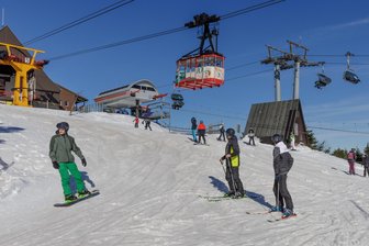 Verkauf des Skigebiets am Fichtelberg steht plötzlich wieder auf der Kippe - Das Skigebiet und die Schwebebahn am Fichtelberg sollen privatisiert werden.