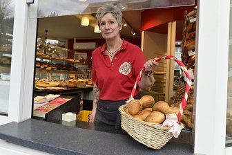 Verkauf durchs Fenster: Diese Bäckerei im Vogtland hat einen Drive-In - Verkäuferin Ute Langhammer am „Drive-in“ der Landbäckerei Behrendt in Zwota.