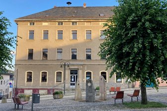 Verkauf von Wohnungen in Adorfer Ex-Ambulanz noch 2023 - Die Ex-Ambulanz Markt 31 in Adorf. Das Erdgeschoss soll im Stadtbesitz sein, das Haus ab 2024 saniert werden.