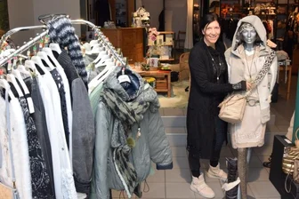 Verkaufspersonal dringend gesucht - Kerstin Mahler hat in ihrem Geschäft am Hauptmarkt nur die Deko-Puppen als ständige Begleiter. Verkaufspersonal findet sie nicht.