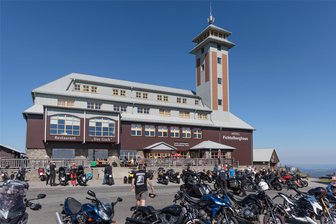 Verkaufspläne fürs Fichtelberghaus: Bürgermeister von Oberwiesenthal will Kreisräte zum Umdenken bewegen - Der Gipfel des Fichtelbergs zieht zu jeder Jahreszeit Touristen aus nah und fern an. Im Sommer legen zum Beispiel Motorradfahrer auf ihren Touren durch das Erzgebirge gern eine Rast am Fichtelberghaus ein.