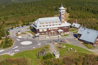 Verkaufspläne fürs Fichtelberghaus: Stadtrat von Oberwiesenthal entschärft Stellungnahme - In Oberwiesenthal wird eine Privatisierung des Fichtelberghauses und umliegender Flächen auf dem Gipfel kritisch gesehen. Nun hat sich der Stadtrat mit dem Thema befasst.