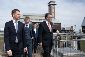 Verkaufspläne fürs Fichtelberghaus: Was Sachsens Ministerpräsident Michael Kretschmer dazu sagt - Politischer Gipfel: Ende April traf sich Sachsens Ministerpräsident Michael Kretschmer (l.) – hier mit dem tschechischen Senatspräsidenten Milos Vystrcil und Florian Herrmann (r.), dem Leiter der Bayerischen Staatskanzlei, auf dem Fichtelberg. Vertreter Sachsens, Bayerns, und Tschechiens berieten über ihre Zusammenarbeit.