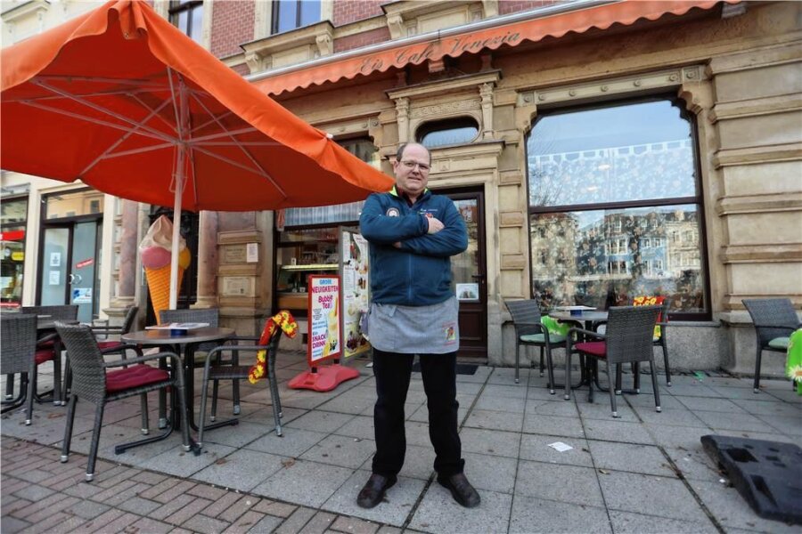 Verkaufspläne gescheitert: Eiscafé-Betreiber ist nach Crimmitschau zurückgekehrt - Alberto Brunello hat sein Eiscafé in Crimmitschau wieder geöffnet. Er muss erneut einen Nachfolger suchen. 