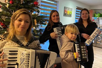 Verkaufsplattform Ebay soll helfen: Diese Akkordeon-Gruppe aus dem Vogtland sucht neue Mistreiter - Tastra-Sound bei Cynthia Näser (Mitte) in Neumark. Sohnemann Fabio liebt das Akkordeonspiel schon so wie Lisette Heumann (links) aus Oberheinsdorf und Lisa Augsten aus Reichenbach.