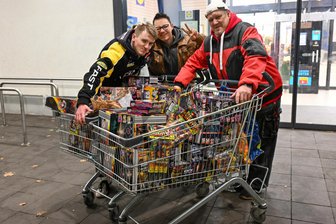 Verkaufsstart für Raketen in Chemnitz: Stundenlanges Anstehen und eine Rechnung von 851,70 Euro - Ronny Glasek, Justin Klima und Jonas Müller (v. l.) haben es krachen lassen. Mehr als 800 Euro liegen da in den zwei Körben.