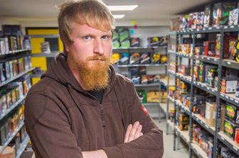 Verkaufsverbot für Feuerwerk: Wird es ein stilles Silvester oder kaufen jetzt alle in Tschechien? - Pyrotechniker und Händler Stephan Boden vor vollen Regalen. 
