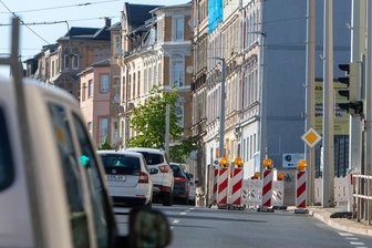 Verkehr auf B 92 durch Plauen eingeschränkt: Warum eine Fahrspur der Pausaer Straße noch immer gesperrt ist - Die Pausaer Straße stadtauswärts ist in Höhe Martin-Luther-Straße nur einspurig befahrbar.