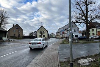 Verkehr in Schönbrunn: Sorge um Kinder trifft auf langes Schweigen - Am Dorfplatz in Schönbrunn münden mehrere Straßen, die Ortsdurchfahrt macht in Richtung Buswarte einen Knick, der die Übersicht stark einschränkt. Einwohner hätten gern einen Fußgängerüberweg oder Tempo 30. Der Oelsnitzer OB, in dessen Haus die untere Verkehrsbehörde sitzt, schwieg auf Bürgerfragen seit September - bis Dienstag.