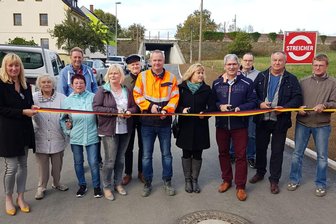 Verkehr kann in Herlasgrün wieder rollen - Eine große Sache war für Bürger in Herlasgrün die Freigabe der Bahnhofstraße. Dort war ein Abschnitt grundhaft erneuert worden.