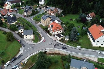 Verkehr rollt in Mülsen wieder über den Knotenpunkt Schmutzlerbrücke - Blick aus der Luft auf den nun komplett fertiggestellten Knotenpunkt. 