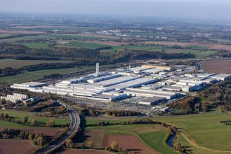 Verkehr rund um VW-Werk Zwickau wird untersucht: Forscher suchen Lösungen, damit es zwischen Mosel und Meerane rollt - Der Verkehr zwischen dem VW-Werk in Zwickau-Mosel (vorn) und Gewerbegebiet/Industriepark Meerane (im Hintergrund) steht im Zentrum eines Forschungsprojektes zur datengetriebenen Mobilität. Forscher wollen ein Konzept für ein intelligentes Verkehrssysteme für die Modellregion entwickeln.
