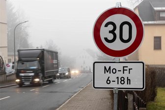 Verkehr: Tempo 30 greift auf viel befahrener Staatsstraße in Geyer - Auf der Ehrenfriedersdorfer Straße in Geyer gilt seit Kurzem etwa nahe der Freien Oberschule Geyer Tempo 30.