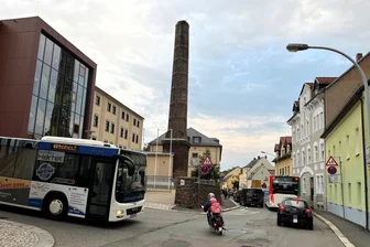 Verkehr vor Grundschule Hainichen versetzt Eltern in Sorge: Kann es einen Zebrastreifen geben? - Im Verkehr vor der Grundschule in Hainichen, die rund 270 Kinder besuchen, ist morgens viel los. Eltern sorgen sich um die Sicherheit ihrer Kinder.