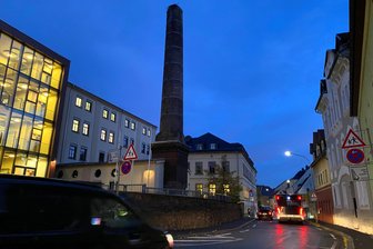 Verkehr vor Grundschule in Hainichen: Statt Zebrastreifen hat die Stadt eine andere Idee - Die Grundschule in Hainichen (l.) an einem Morgen im Oktober vor Unterrichtsbeginn. Im Gebäude hinter dem Schornstein befindet sich der Hort.