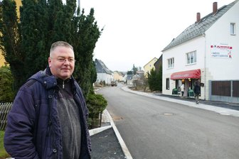 Verkehrsader in Kürze wieder befahrbar: Borstendorfer freuen sich über vorzeitige „Bescherung“ - Geschäftsführer Silvio Freitag ist froh darüber, dass die Straße vor seiner Fleischerei in Borstendorf so gut wie fertig ist.