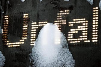 Verkehrsbehinderung: Schnee und Blitzeis sorgen für Unfälle im Vogtland - 