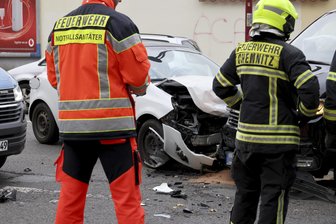 Verkehrsbehinderungen am Fuße des Chemnitzer Kaßbergs: Was ist da passiert? - Einsatzkräfte von Rettungsdienst und Feuerwehr an der Unfallstelle.