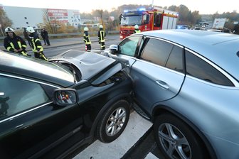 Verkehrsbehinderungen nach Unfall auf B101 in Siebenlehn - Auf der B101 in Höhe der Autobahnabfahrt Siebenlehn sind am Mittwochfrüh zwei Autos zusammengestoßen.