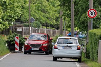 Verkehrsberuhigung in Meerane-Waldsachsen: Poller und Schranken spielen keine Rolle mehr - Oft geht es eng zu: Nun sollen Ideen zur Verkehrsberuhigung in Waldsachsen vorgestellt werden.