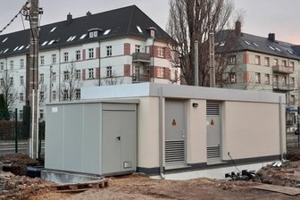 Verkehrsbetriebe setzen auf erneuerbare Energien - Die Städtischen Verkehrsbetriebe haben im Pölbitz zwei neue Bahnstromwerke in Betrieb genommen.