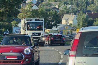 Verkehrschaos am Mittwochmorgen: Defekter Laster blockiert für zwei Stunden wichtige Kreuzung auf B 173 in Mülsen - Stau auf der B 173 in Mülsen: Hier gab es rund zwei Stunden lang Behinderungen.