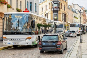 Verkehrschaos auf Zwickauer Straße in Reichenbach: Stadt kündigt mehr Kontrollen an - Nichts für schwache Nerven. Am Rendezvouspunkt für Busse an der Zwickauer Straße kommt es täglich zu solchen Szenen.