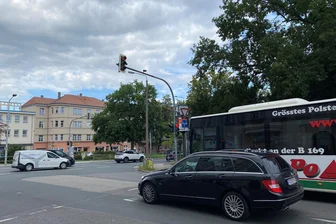 „Verkehrschaos programmiert“: Kritik am fehlenden grünen Pfeil in Freiberg nimmt zu - An der Kreuzung Wernerstraße/B 173 in Freiberg wurde der grüne Pfeil abgebaut.