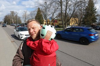Verkehrschaos vor Kita an der Flemmingstraße in Chemnitz: Das plant die Stadt - Wenn Martin Löffler sein Kind zur Kita (im Hintergrund) bringt, muss er aufgrund des Verkehrs auf der Flemmingstraße besonders aufpassen.