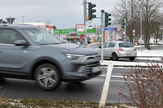 Verkehrschaos wegen Baustelle am Freiberger Häuersteig: Jetzt spricht der Manager - An der Kreuzung B 101 und Zufahrt zum Häuersteig staut es sich in Stoßzeiten oft, auch weil der Parkplatz im Einkaufszentrum gebaut wird.
