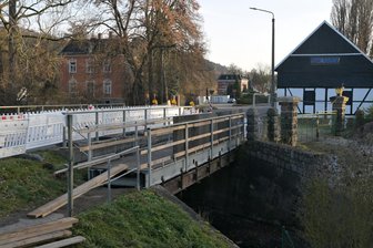 Verkehrseinschränkungen auf Straße nach Kirchberg: Neue Brücke über den Crinitzbach macht damit Schluss - Sind die Restarbeiten an der Fußgängerbrücke erledigt, entfallen Einschränkungen auf der Staatsstraße.