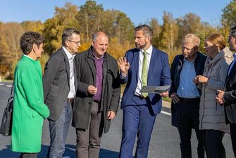 Verkehrsfreigabe der Göltzschtalumgehung mit Wermutstropfen - Vertreter aller Kommunen des Göltzschtal-Verbunds gehörten am Donnerstag zu den Teilnehmern der feierlichen Straßeneinweihung. Von links Kerstin Schöniger (CDU, Rodewisch), Knut Kirsten (CDU, Auerbach), Jörg Kerber (parteilos, Ellefeld), Staatsminister Martin Dulig (SPD), Marco Siegemund (CDU, Falkenstein) sowie die frischgebackene Bundestagsvizepräsidentin Yvonne Magwas und der Landtagsabgeordnete Sören Voigt (beide CDU).