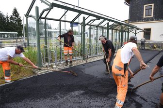 Verkehrsfreigabe der Schönecker Bahnhofstraße für den 7. August vorgesehen - Mitarbeiter der Firma URT Schönbrunn bei Asphaltarbeiten an der Bahnhofstraße in Schöneck.