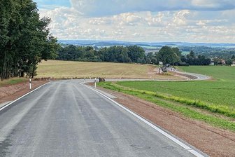 Verkehrsfreigabe in Christgrün: Huckelpiste von einst kaum wiederzuerkennen - Die Straße nach Christgrün ist nach der Komplettsanierung jetzt wieder für den Fahrzeugverkehr frei.
