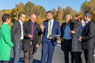 Verkehrsfreigabe mit Hiobsbotschaft - Vertreter aller Kommunen des Göltzschtal-Verbunds gehörten am Donnerstag zu den Teilnehmern der feierlichen Straßeneinweihung. Von links Kerstin Schöniger (CDU, Rodewisch), Knut Kirsten (CDU, Auerbach), Jörg Kerber (Ellefeld, parteilos), Staatsminister Martin Dulig (SPD), Marco Siegemund (CDU, Falkenstein) sowie die frischgebackene Bundestagsvizepräsidentin Yvonne Magwas und der Landtagsabgeordnete Sören Voigt (beide CDU). 