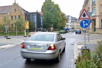 Verkehrsführung in Zwickauer Innenstadt geändert: Polizei straft Autofahrer ab - Inzwischen darf man von der Moritz- geradeaus in die Carolastraße fahren. Anfang der Woche was das noch anders.