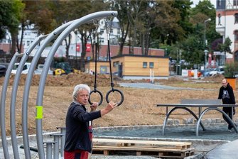 Verkehrsgarten und Spielplatz im Plauener Westend nehmen Gestalt an - Die ersten Sport- und Spielgeräte sind dort, wo die Industriebrache stand, bereits montiert, der Schulungs- und Abstellraum fertiggestellt. Im Bild: Frank Weigel von der Firma Zettl aus Aue an den Turnstangen.