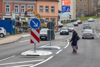 Verkehrsinsel erleichtert  den Übergang - 